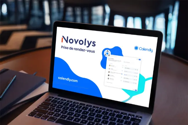 Ordinateur portable affichant une interface de prise de rendez-vous Novolys avec Calendly.